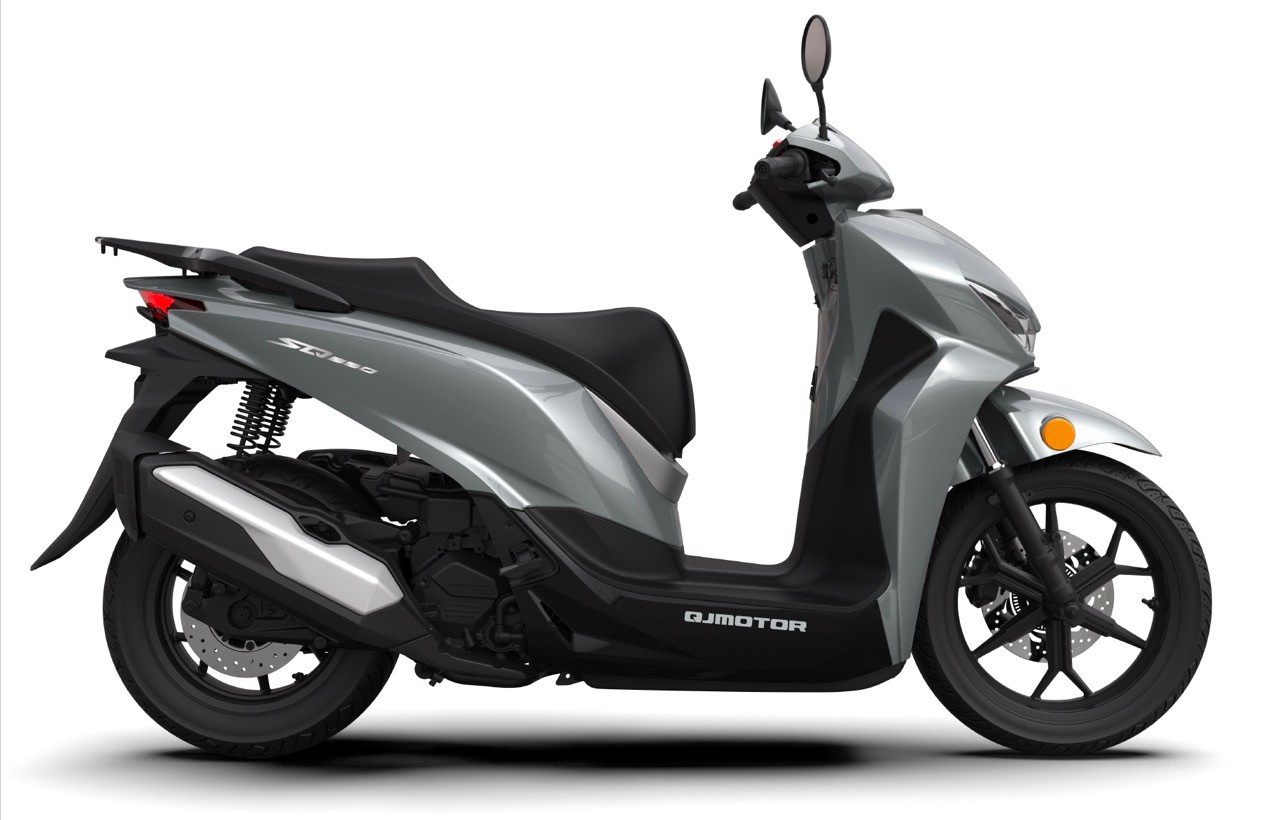 <div class='descrGalleryTitle'>SQ 350</div><div class='descrGalleryText'><p>Da QJMotor arriva anche uno scooter, <b>l’SQ 350</b>, facente parte della famiglia SQ di <b>scooter a ruote alte</b>, per l’esattezza da 16”. Il motore non è propriamente un 350, ma arriva a 330 cc e<b> i cavalli erogati sono ben 29</b>, una potenza più che sufficiente per ampliarne lo spettro d’utilizzo oltre gli spostamenti urbani e fino ai brevi viaggi; l’SQ 350 è comunque dotato di controllo di trazione. L’impianto frenante conta su due dischi, uno anteriore e uno posteriore, con ABS su entrambi gli assi. La strumentazione prevede un display TFT da 5” che consente la connessione con lo smartphone e offre la possibilità di rispondere alle chiamate. Di serie sono <b>l’avviamento keyless, la Dash-Cam</b>, il parabrezza e sistema di monitoraggio della pressione degli pneumatici. Questo scooter arriverà in Italia entro i primi mesi del 2026 e il prezzo di listino al pubblico sarà sotto i 5.000 euro.</p>
</div>